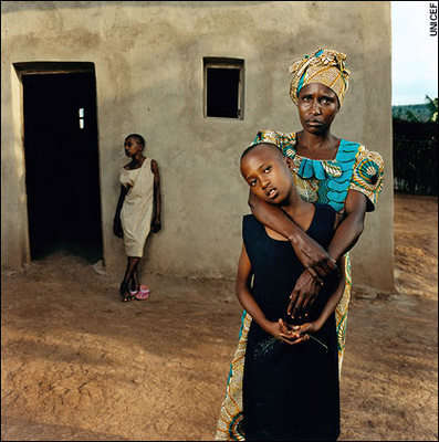 Ruanda'da 37 yaşında AIDS hastası bir anne ile 11 yaşında ki kızı.